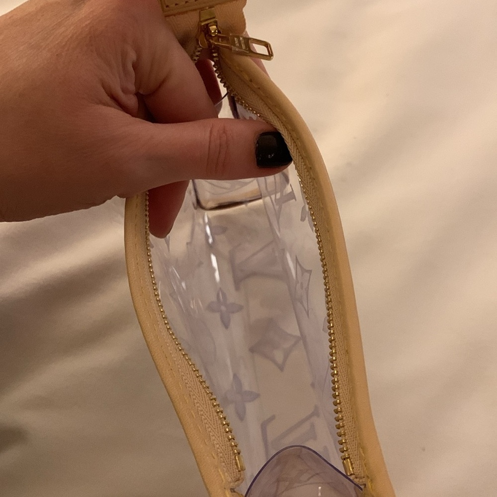 Absolutely stunning rare clear cosmetic Louis Vuitton case with LV logo,limited - Picture 16 of 17